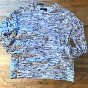 FLEECE SWEATSHIRT w POCKETS